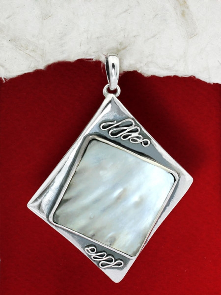 Сребърен медальон със седеф - SP016